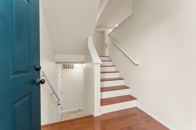 Building Photo - Spacious Townhome in Bellevue College Neig...