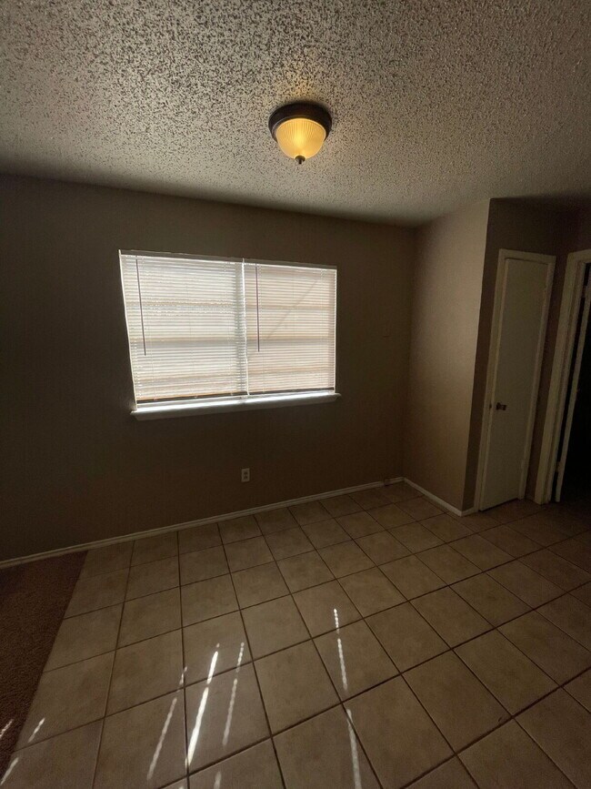 Foto del edificio - House Located Between W. Loop 289 & Marsha Sharp & Within One Block Of LCU Campus!