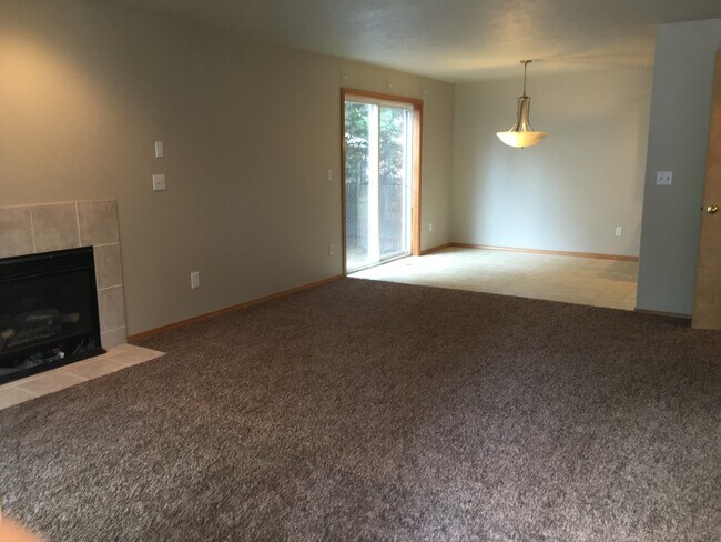 Building Photo - Beautiful 4 Bedroom 2.5 Bath Home!