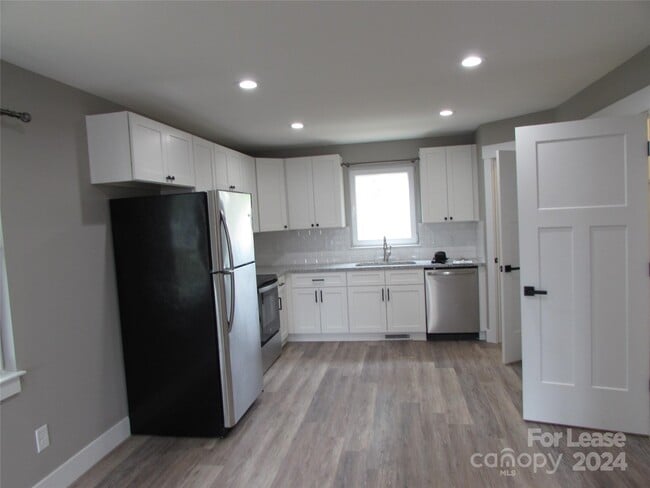 Foto del edificio - 128 Salem Church Rd