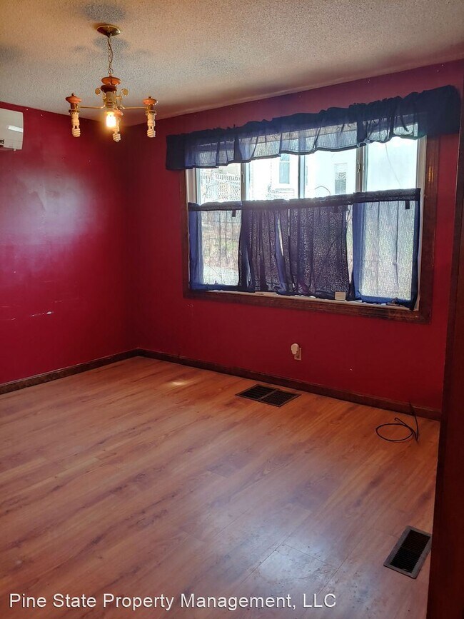 Building Photo - 3 br, 1.5 bath House - 24 Washington Street