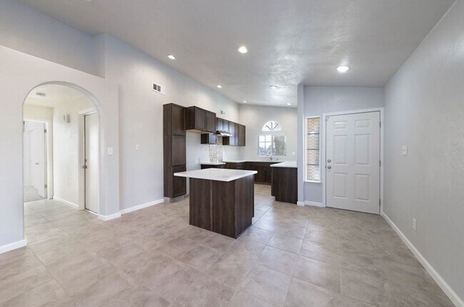 Building Photo - SW Bakersfield 3 bedroom/ 2 bathroom home