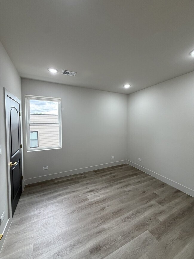 Building Photo - 6603 S Langley Ave