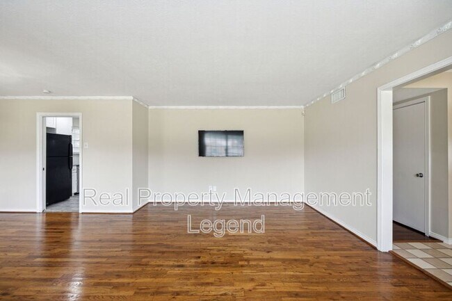 Foto del edificio - 9007 Sweetwater Dr