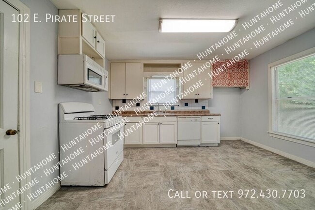 Building Photo - 102 E Pirate St