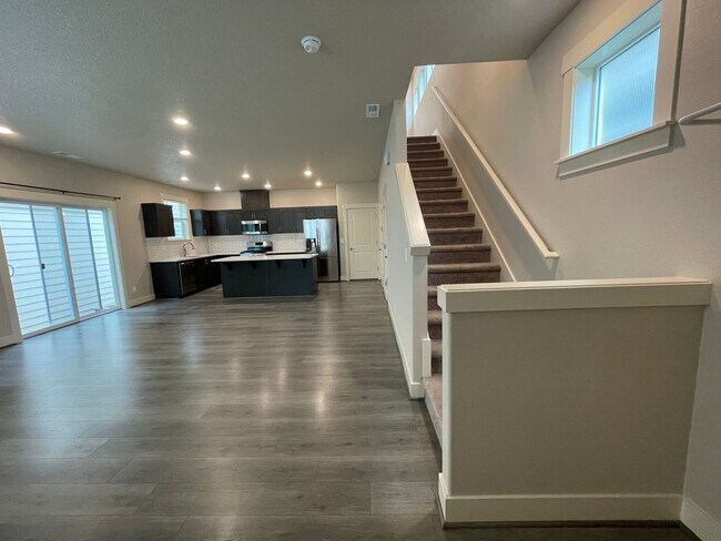 Foto del edificio - Spacious 4 bed/2.5 Bath Single Family Home...