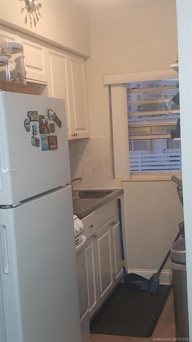 Foto del edificio - 8545 Harding Ave