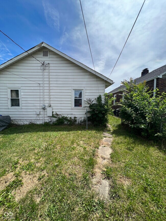 Building Photo - 1206 N Gladstone Ave