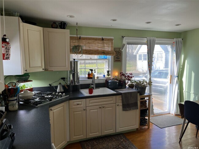 Foto del edificio - 71 W Neck Rd