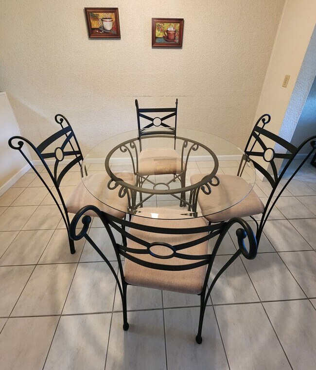 Foto del edificio - Freshly updated condo in an excellent loca...