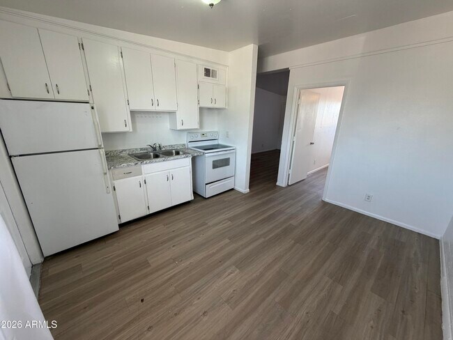 Foto del edificio - 2150 W Missouri Ave