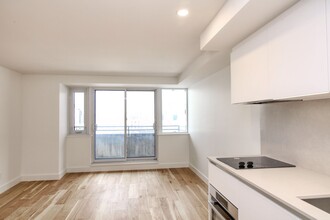 Building Photo - 3460 Rue Peel