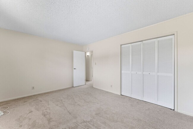 Foto del edificio - Townhouse with 3 bedrooms / 1.5 bathrooms / 2 assigned parking stalls