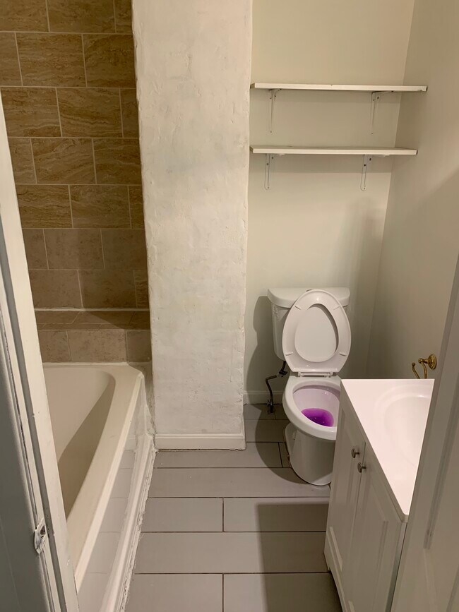 Baño - 506 N 2nd St