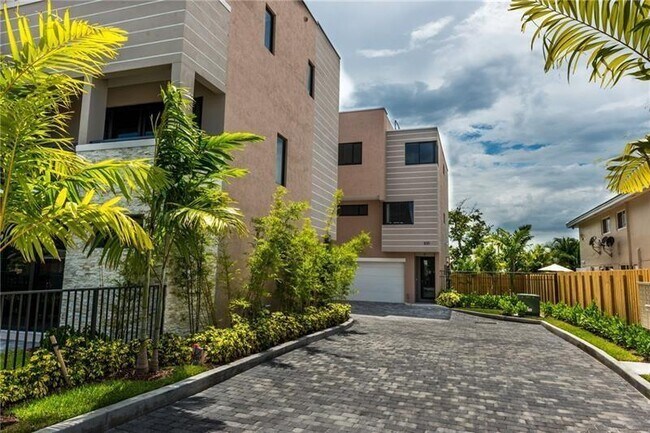 Foto del edificio - 825 NE 17th Ter