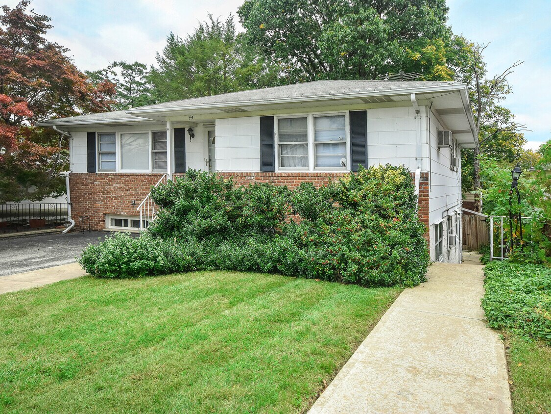 Primary Photo - 44 Linwood Rd N