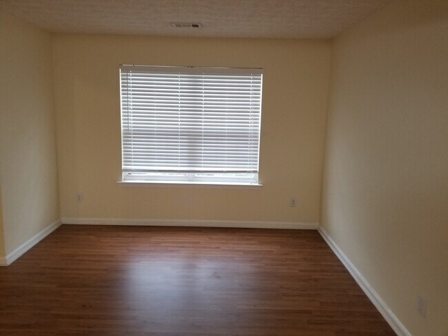 Building Photo - LOCATION! LOCATION! 4 BEDROOMS 2.5 BATHS