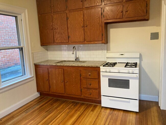 Building Photo - 833 Tonawanda St