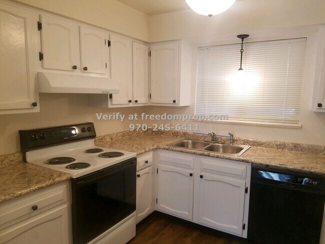 Foto del edificio - Beautifully Updated!  Newer flooring/paint...
