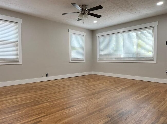 Building Photo - 1179 Lynmoor Dr NE