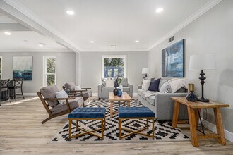 Building Photo - 2806 Chaucer Dr SW