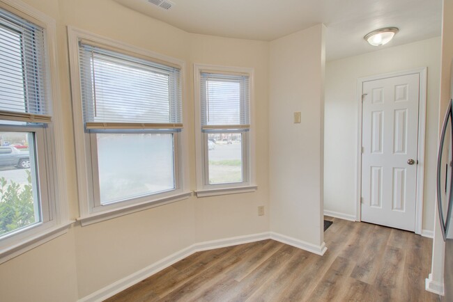 Building Photo - Newly Renovated Townhome in Western Branch...