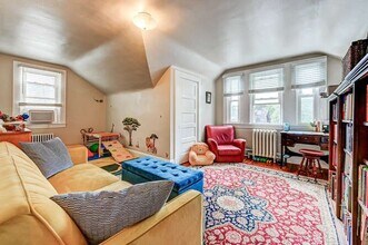 Building Photo - 692 Gladstone Ave