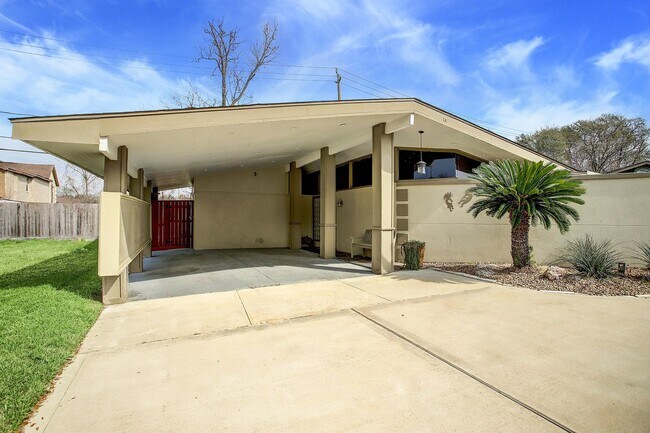 Foto del edificio - 5303 Tallow Ln