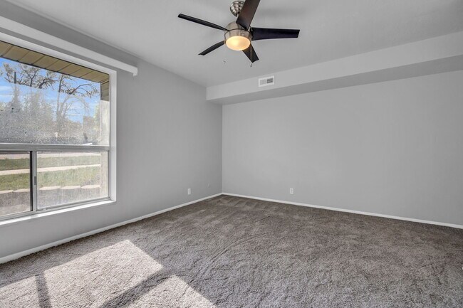 Building Photo - 1044 E Quail Park Dr