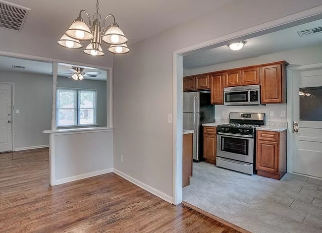 Building Photo - Charming 2 Bedroom Home Near Hwy 44 – Mode...