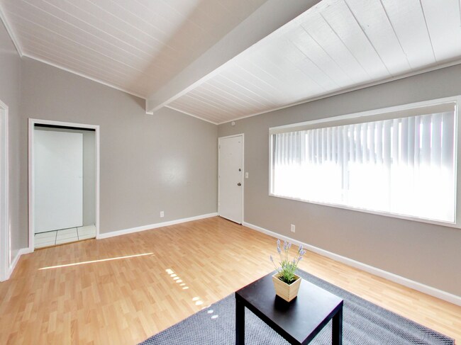 Foto del edificio - 2554 E 16th St