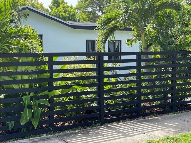 Foto del edificio - 4228 NW 3rd Ave