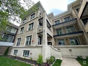 Building Photo - 4338 N Clarendon Ave