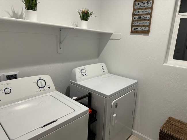 Building Photo - 1221 W Payson Ave