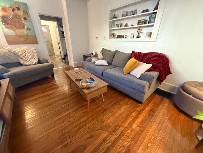Foto del edificio - Sun-Filled Living with Hardwood Floors Near Downtown