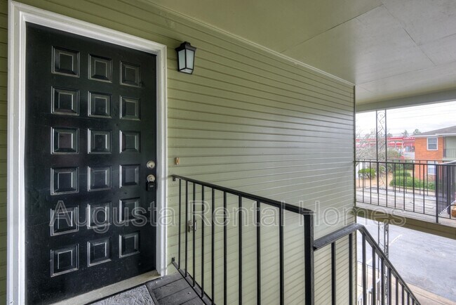 Foto del edificio - 2573 1/2 Tobacco Road - B