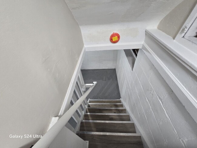 Building Photo - Beautifully Renovated 3-Bedroom Home – We ...