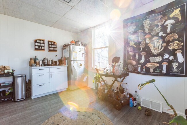 Building Photo - Available April 2024 - Updated Spacious 2 ...