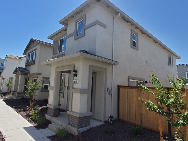 Building Photo - Roseville Molino Cir