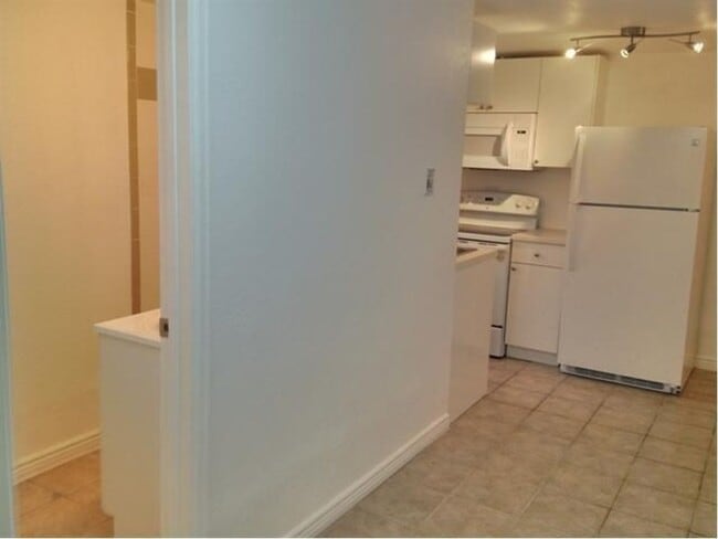 Building Photo - Charming 4BR House in Edgewater