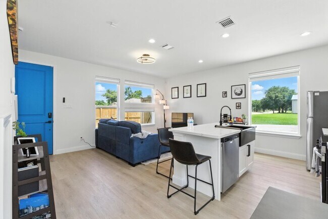 Photo - 3902 McKinley St Apartment