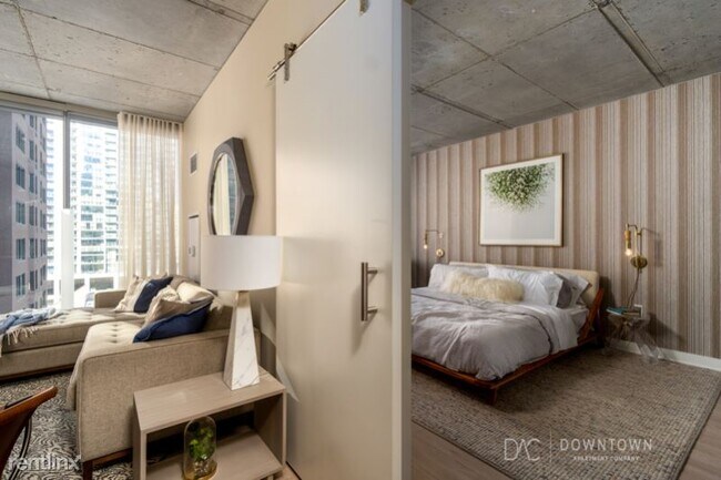 Foto del edificio - 1 br, 1 bath Condo - 118 W Illinois St