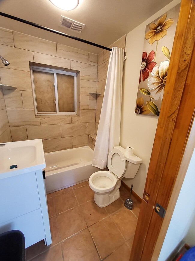 Foto del edificio - 11758 Hartwell St