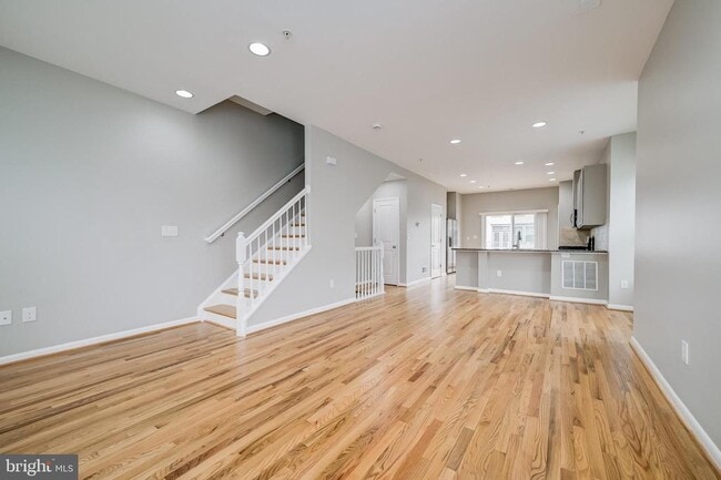 Building Photo - 252 Hemingway Dr