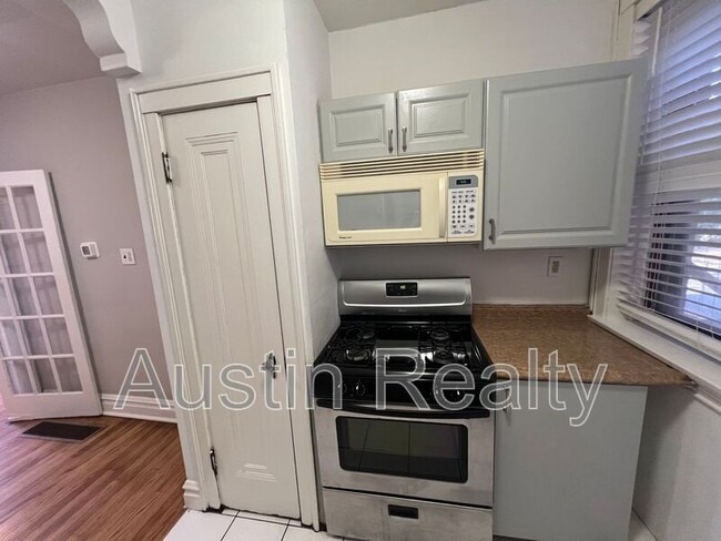 Foto del edificio - 7080 Mitchell Ave