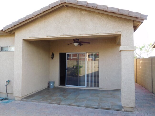 Building Photo - Welcome to this charming 3 bedroom, 2 bath...