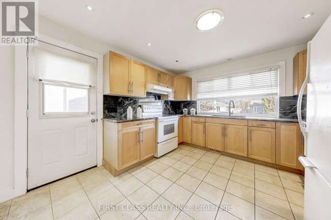 Building Photo - 12 Cartier Crescent