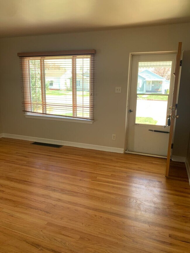Foto del edificio - 2 BEDROOMS PLUS 2 BONUS ROOMS, 2 BATHROOM SINGLE FAMILY HOME WITH 1 CAR GARAGE