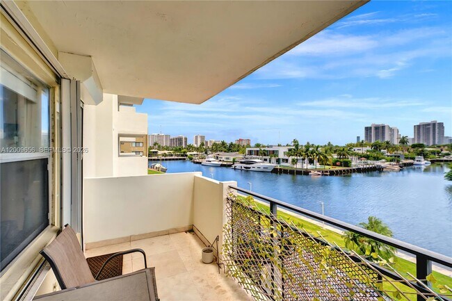 Foto del edificio - 401 Golden Isles Dr