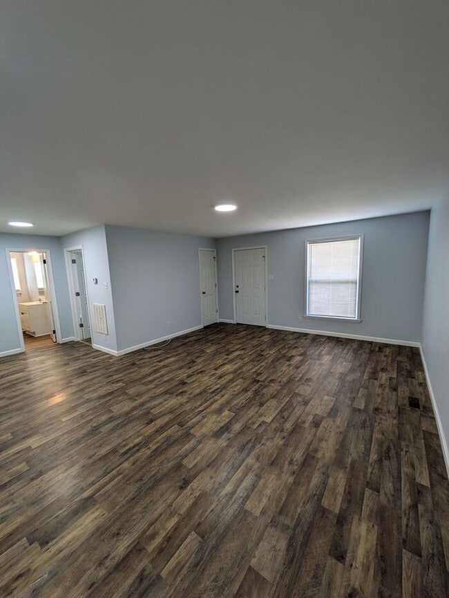 Building Photo - 2BD/1BA Duplex in Newton